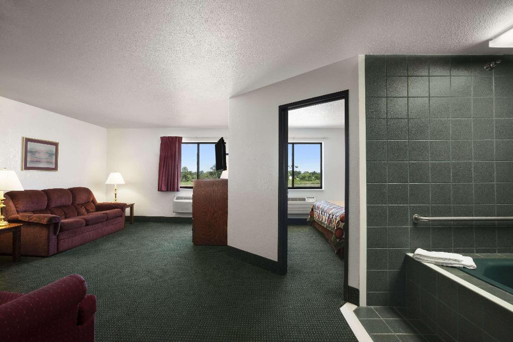 Super 8 By Wyndham Bowling Green North 