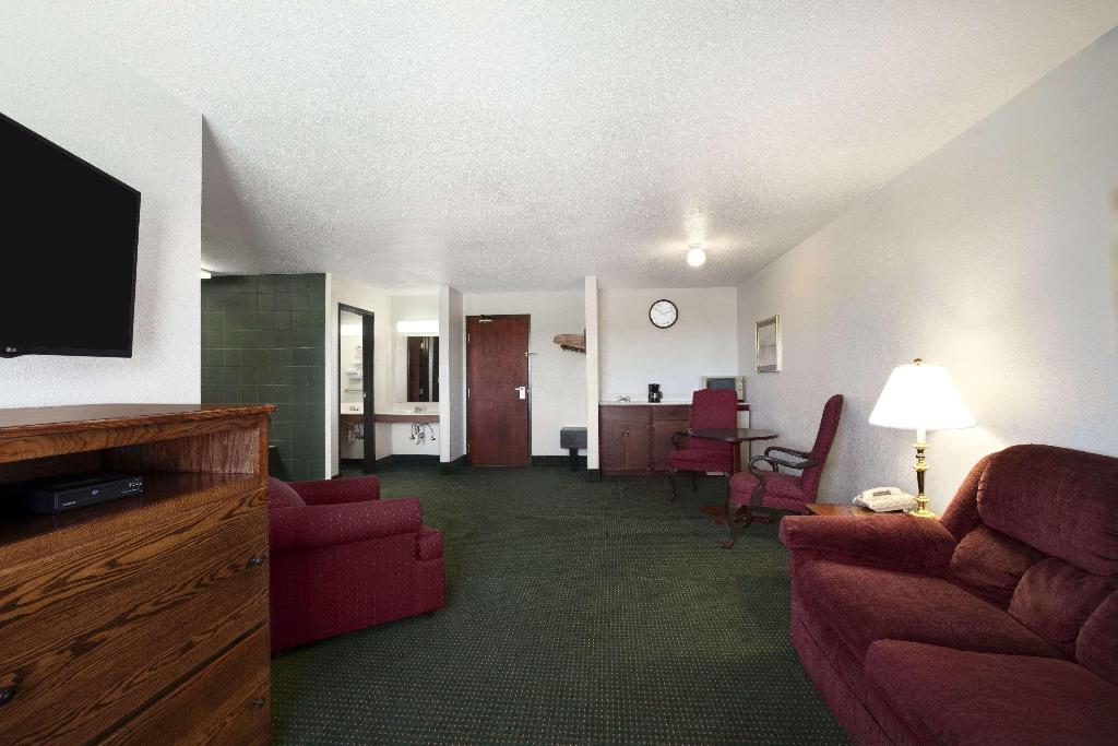 Super 8 By Wyndham Bowling Green North 