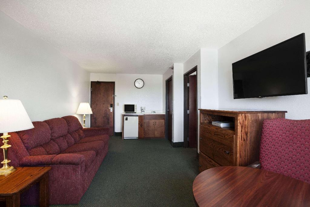 Super 8 By Wyndham Bowling Green North 