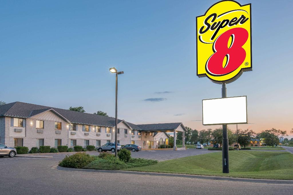 Super 8 Morris 