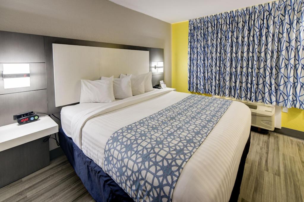 Emerald Coast Inn & Suites 
