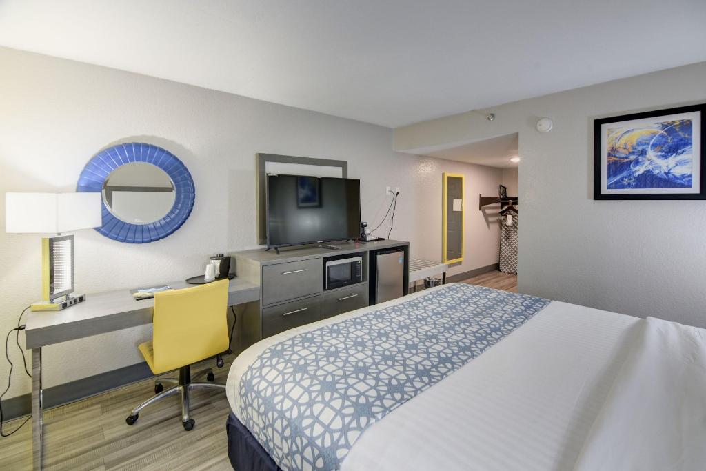 Emerald Coast Inn & Suites 