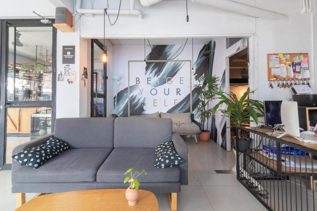 Beige Poshtels + Netflix 