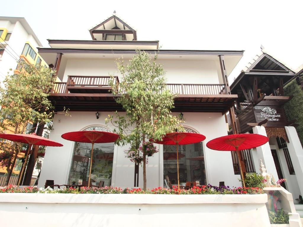 Ratchiangsaen Flora House 