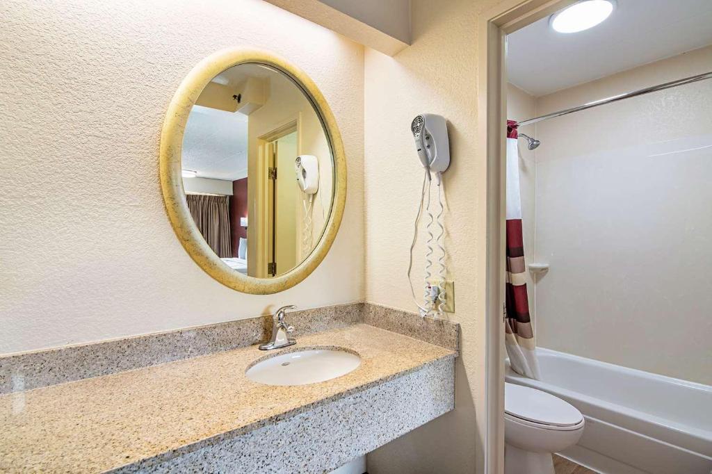 Clarion Inn & Suites By Hampton Convention Center 