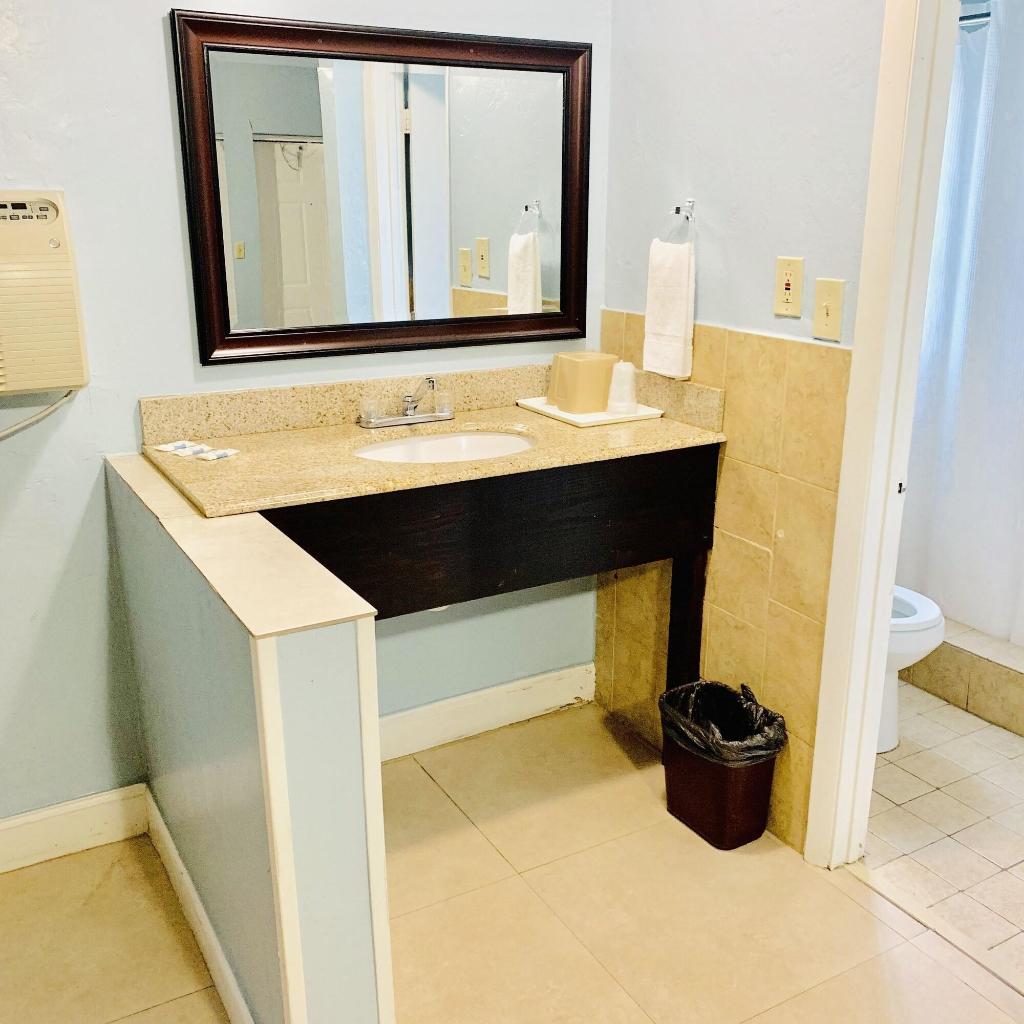 Deluxe Inn Deluxe Inn