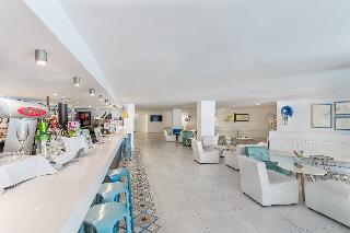 Bar
 di Fergus Style Cala Blanca Suites Hotel