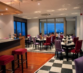 Bar
 di Madeira Regency Cliff