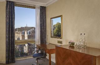 Millennium Gloucester, Londyn