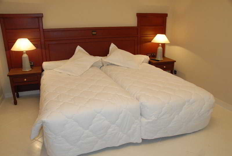 Room
 di Kenzi Azghor