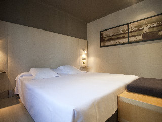 Room
 di Carris Almirante