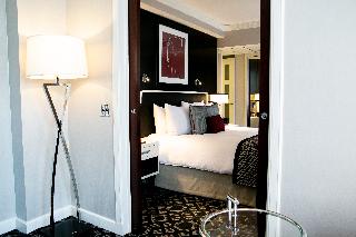 JUNIOR SUITE 1 KING MOBILITY ACCESSIBLE WITH TUB - 426SF, 40SM