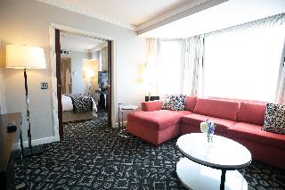 JUNIOR SUITE 1 KING MOBILITY ACCESSIBLE WITH TUB - 426SF, 40SM