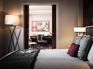 JUNIOR SUITE 1 KING MOBILITY ACCESSIBLE WITH TUB - 426SF, 40SM