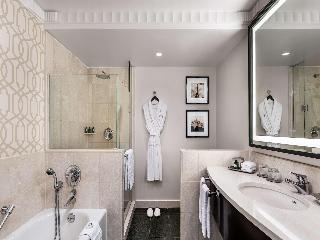 JUNIOR SUITE 1 KING MOBILITY ACCESSIBLE WITH TUB - 426SF, 40SM