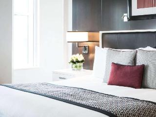 JUNIOR SUITE 1 KING MOBILITY ACCESSIBLE WITH TUB - 426SF, 40SM