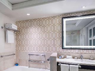 JUNIOR SUITE 1 KING MOBILITY ACCESSIBLE WITH TUB - 426SF, 40SM