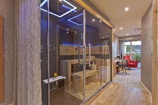 Suite-1 King Bed Non-Smoking Sitting Area Spa Bath Jetted Tub