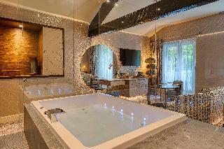 Suite-1 King Bed Non-Smoking Sitting Area Spa Bath Jetted Tub
