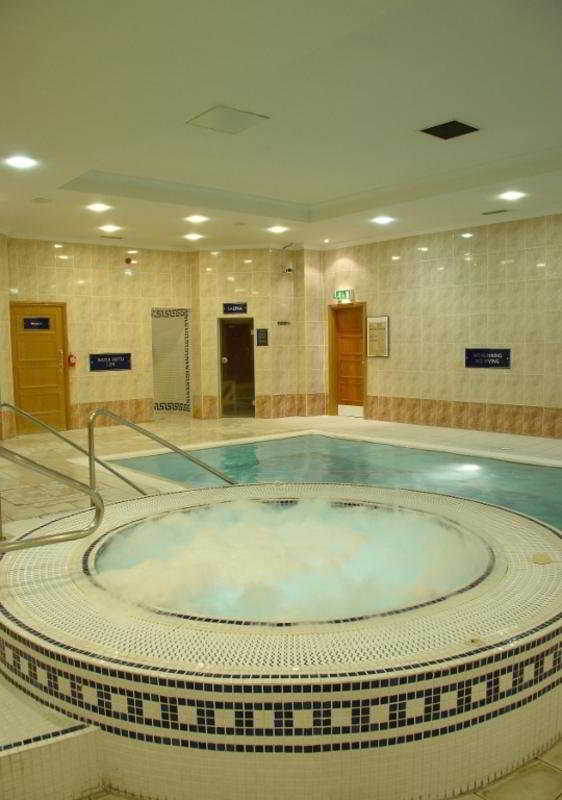 Pool
 di Menzies Strathmore Luton