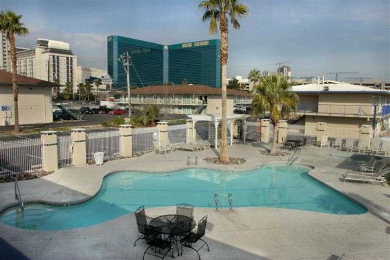 Pool
 di Americas Best Value Inn and Suites  Las Vegas Air