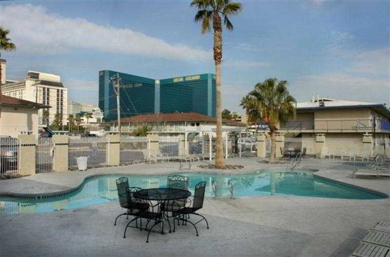 Pool
 di Americas Best Value Inn and Suites  Las Vegas Air