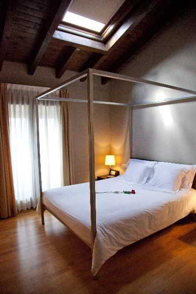 Room
 di Bernat de SO