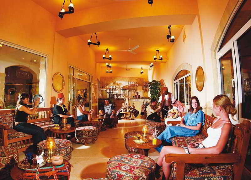 Bar
 di Coral Beach Rotana Resort Tiran