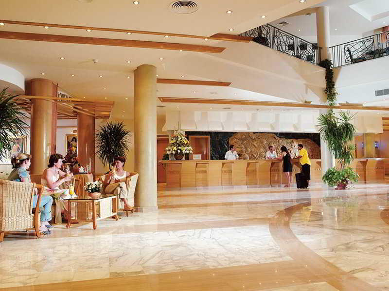 Lobby
 di Coral Beach Rotana Resort Tiran