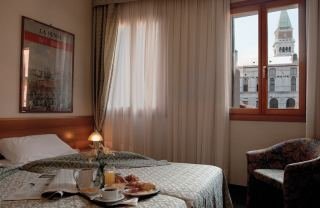 Room
 di Commercio e Pellegrino