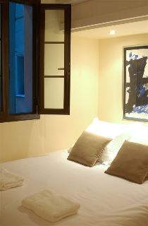 Room
 di AinB Las Ramblas-Guardia Apartments