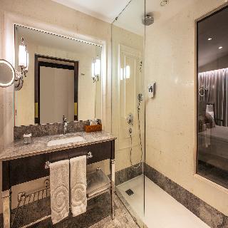 Charisma De Luxe Hotel