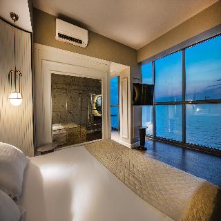 Charisma De Luxe Hotel