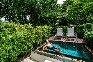 PARADOX COURTYARD ROOM