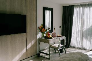 PARADOX COURTYARD ROOM