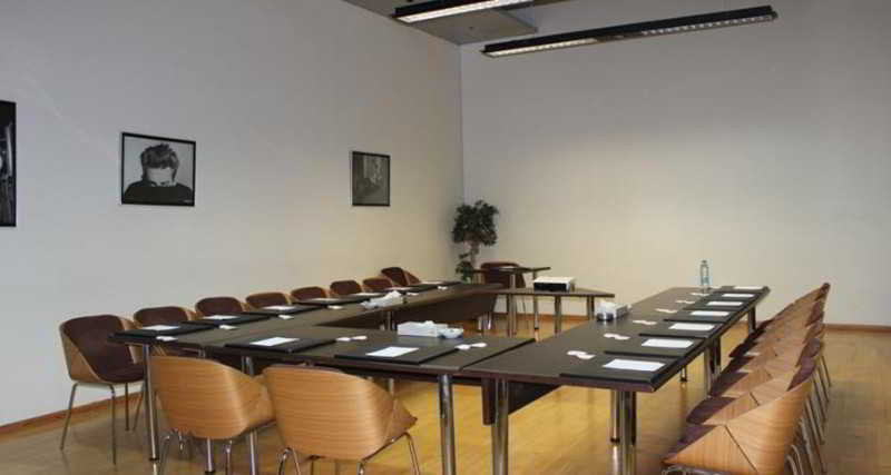 Conferences
 di Monroe