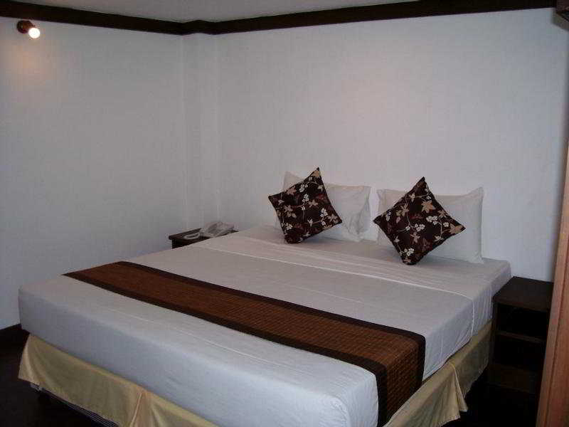 Room thumbnail 3