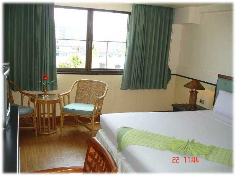 Room thumbnail 3