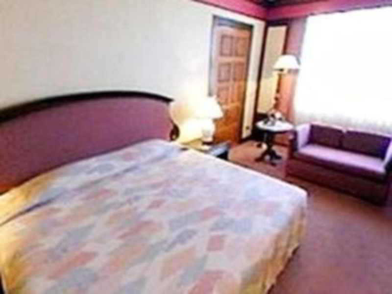 Room thumbnail 3