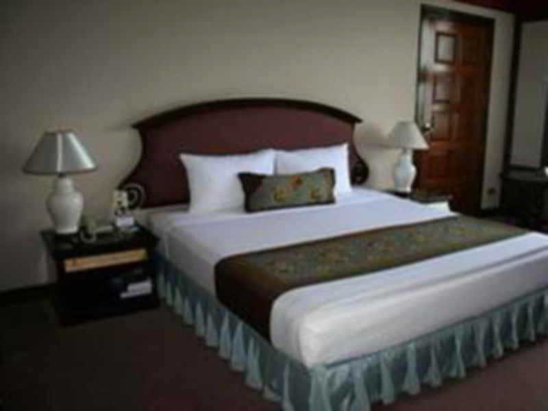 Room thumbnail 4