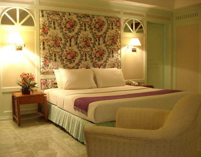 Room thumbnail 6