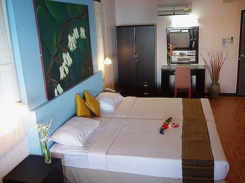 Room thumbnail 4