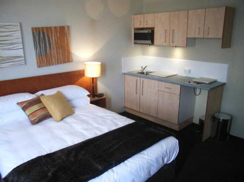 Room thumbnail 3