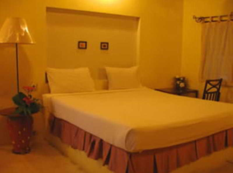 Room thumbnail 3