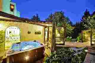 Sports and Entertainment
 di Clos de la Boetie