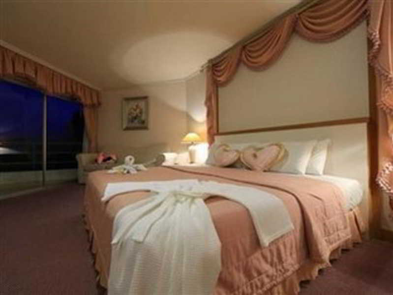 Room thumbnail 9