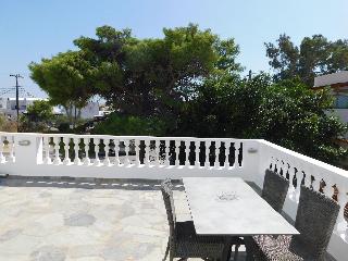 Perissa Art Villa - Kitchen & Washing Machine