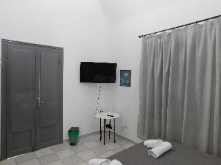 Perissa Art Villa - Kitchen & Washing Machine