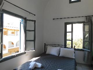 Perissa Art Villa - Kitchen & Washing Machine
