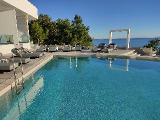 Akrotiri Olympus Luxury Suites